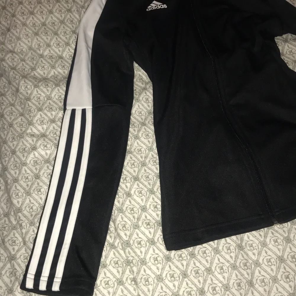 Ett snyggt adidas set. Kofta med matchande byxor nya & oanvända!  Frakt tillkommer!. Hoodies.