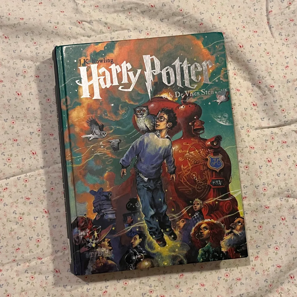 Första delen i den kända Harry Potter serien av J.K. Rowling. Boken är på svenska och i bra skick. . Övrigt.