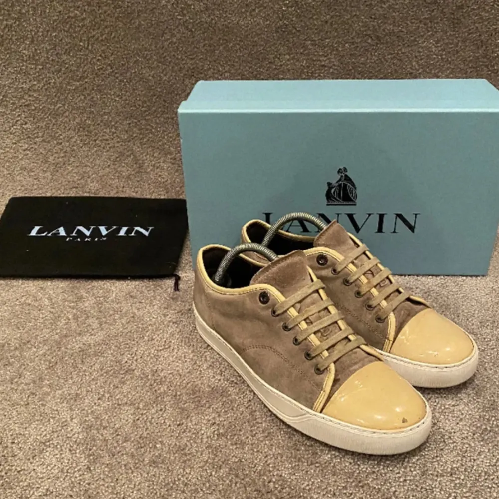 Säljer dessa Lanvin skor för att dem inte kommer till användning, pris 1399kr men kan diskuteras vid snabb affär!. Skor.