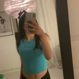 Blått linne 💙 - Nytt skick, fin till sommaren, följer kroppen 👌💙