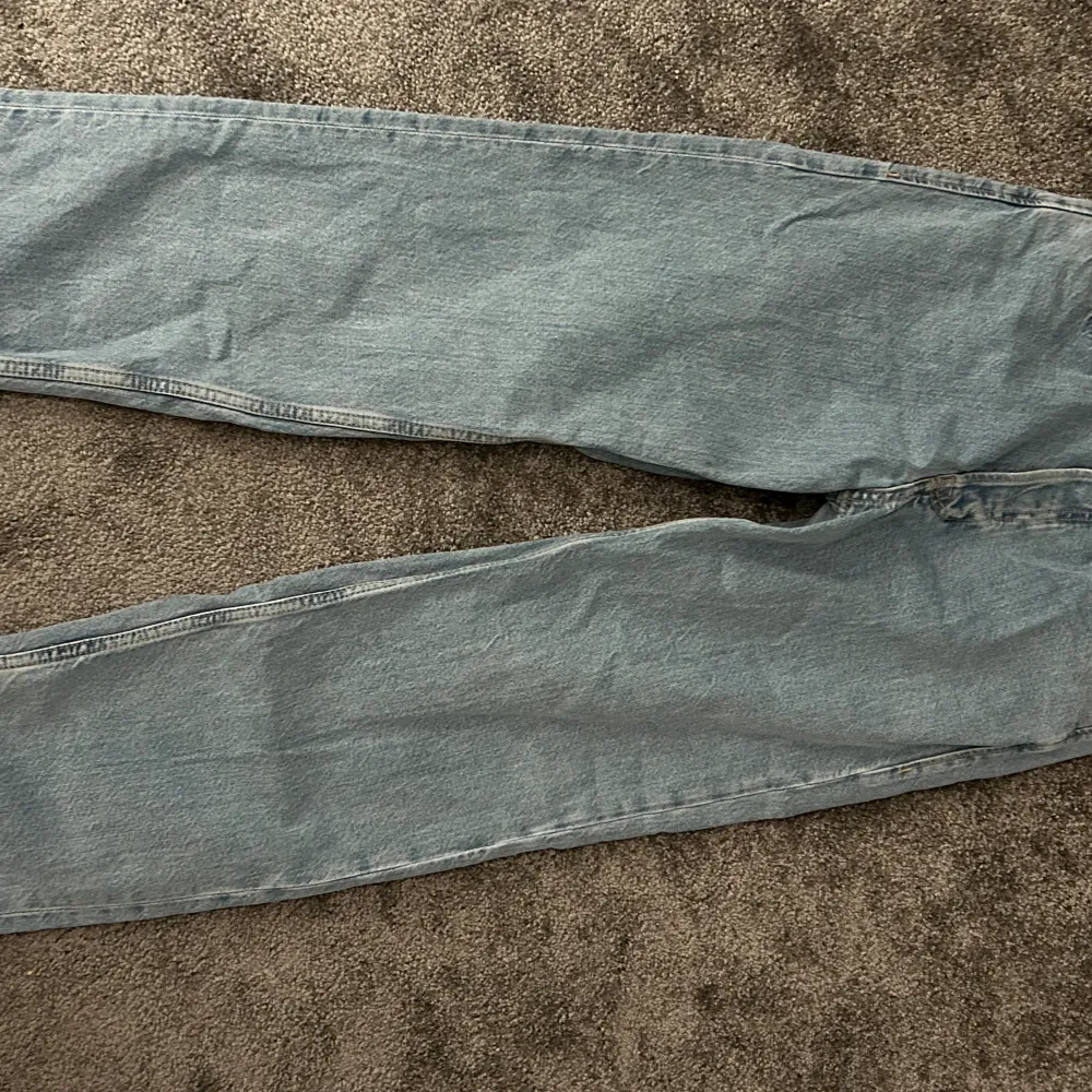 Säljer mina jeans från jack&jones med baggy fit. Använt byxorna en gång så väldigt bra skick på dom. Storlek W28 L30. Jag är 165 (på bilden). Nypris 599. Hör av dig vid frågor! . Jeans & Byxor.
