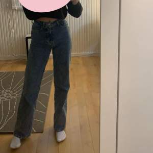 Jätte fina jeans från bikbok 🙌🏻 fint skick 