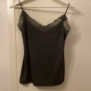 Spetslinne - Superskönt grönt Spetslinne. Använd några gånger. 