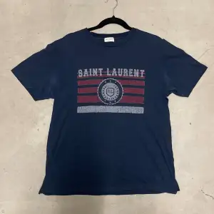 Hej! Säljer nu denna sjukt snygga T-shirten från Saint Laurent. Toppen skick, utan några hål eller slitage. Storlek Medium sitter även bra på en Large. Kan frakta eller mötas upp i Kungälv. PM 📩 vid fler frågor/bilder :)