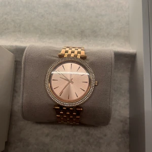 Michael kors klocka - Klocka i bra skick, ej använt mycket. Pris går att diskutera vid snabb affär💘💘nypris runt:2500kr 