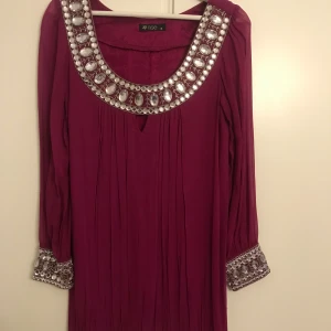 Klänning  - Kort klänning med lite strass stenar. Använd en gång.