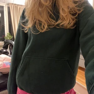 Grön hoodie - Så sjukt najs och älskar färgen💚💚liten i storleken 