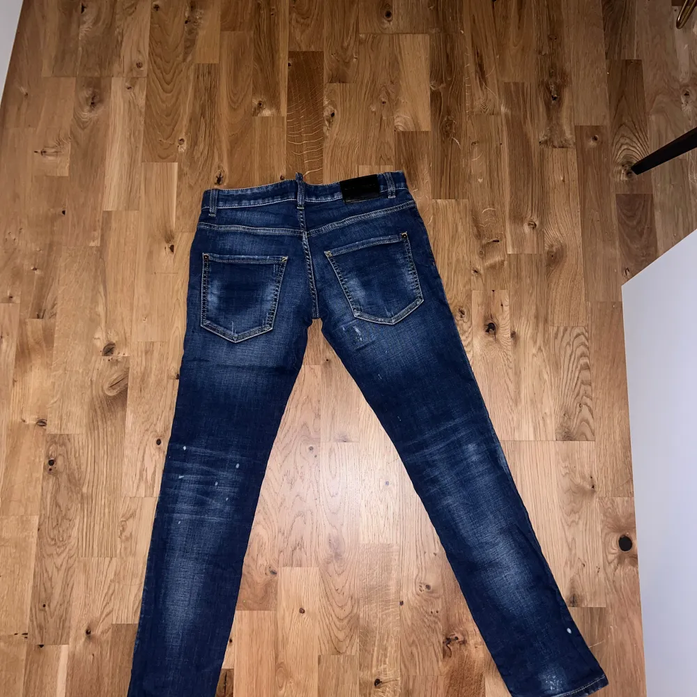 Oanvända Dsquared 2 jeans äkta Säljer pga fel storlek. Storlek 14år junior. Längd 160cm. Köpt från Farfetch kvitto finns  Skinny/slim Paket finns inte.. Jeans & Byxor.