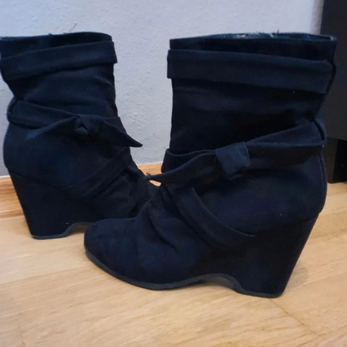 Svarta kilklackar  - 90