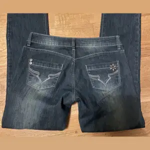 Superfina low waist jeans med snygga detaljer på fickorna 🙌🏻 Säljer då de tyvärr inte har kommit till någon användning. Midjemått: ca 40 cm, innerbenslängd: ca 80 cm 💖 Pris går att diskuteras 