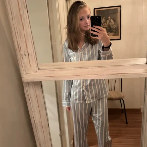 LingaDore pyjamas  - LingaDore pyjamas köpt på zalando, inga defekter, nypris 700kr. Skriv vid frågor och funderingar!💞
