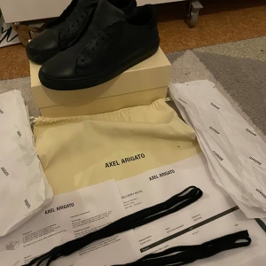 Axel arigato - Skorna är i storlek 42, allt og ingår kvitto skosnören dustbag box osv. Skorna är ganska slitna då jag säljer dom för endast 450kr. Skick 7/10 nypris 2400kr