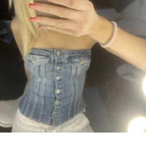 Jeans korsett - Säljer nu denna jätte snygga jeans korsett från dra få den inte kommer till användning, hör av er vid frågor!