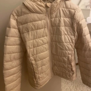 Ljusrosa puffer jacka  - M/S pufferjacka i söt ljusrosa färg  Passar till höst + vår  Säljer billigt pga defekter, som tur är kostar det inte mycket att laga! 