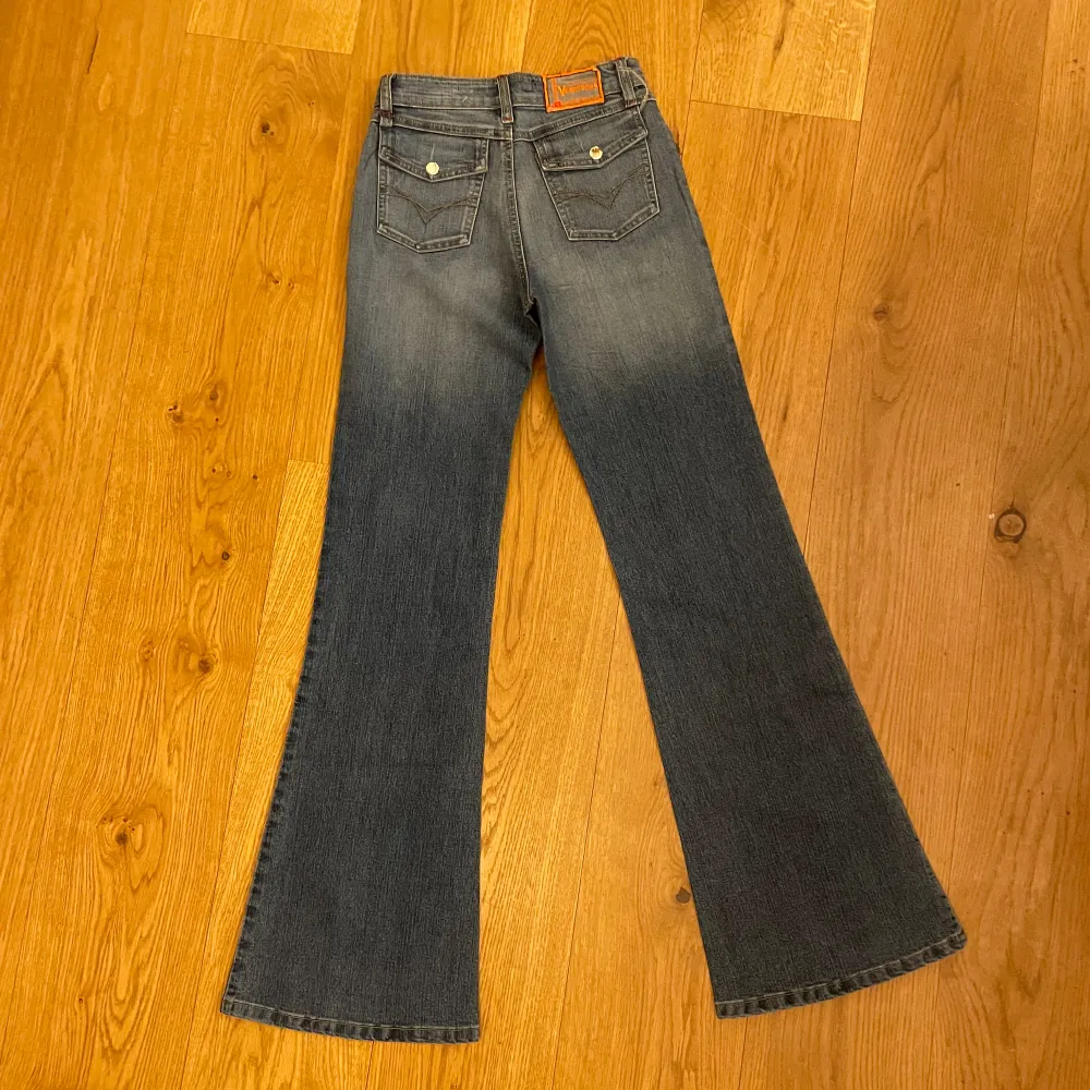 Jätte fina jeans med fickor som inte kommer till någon användning . Jeans & Byxor.
