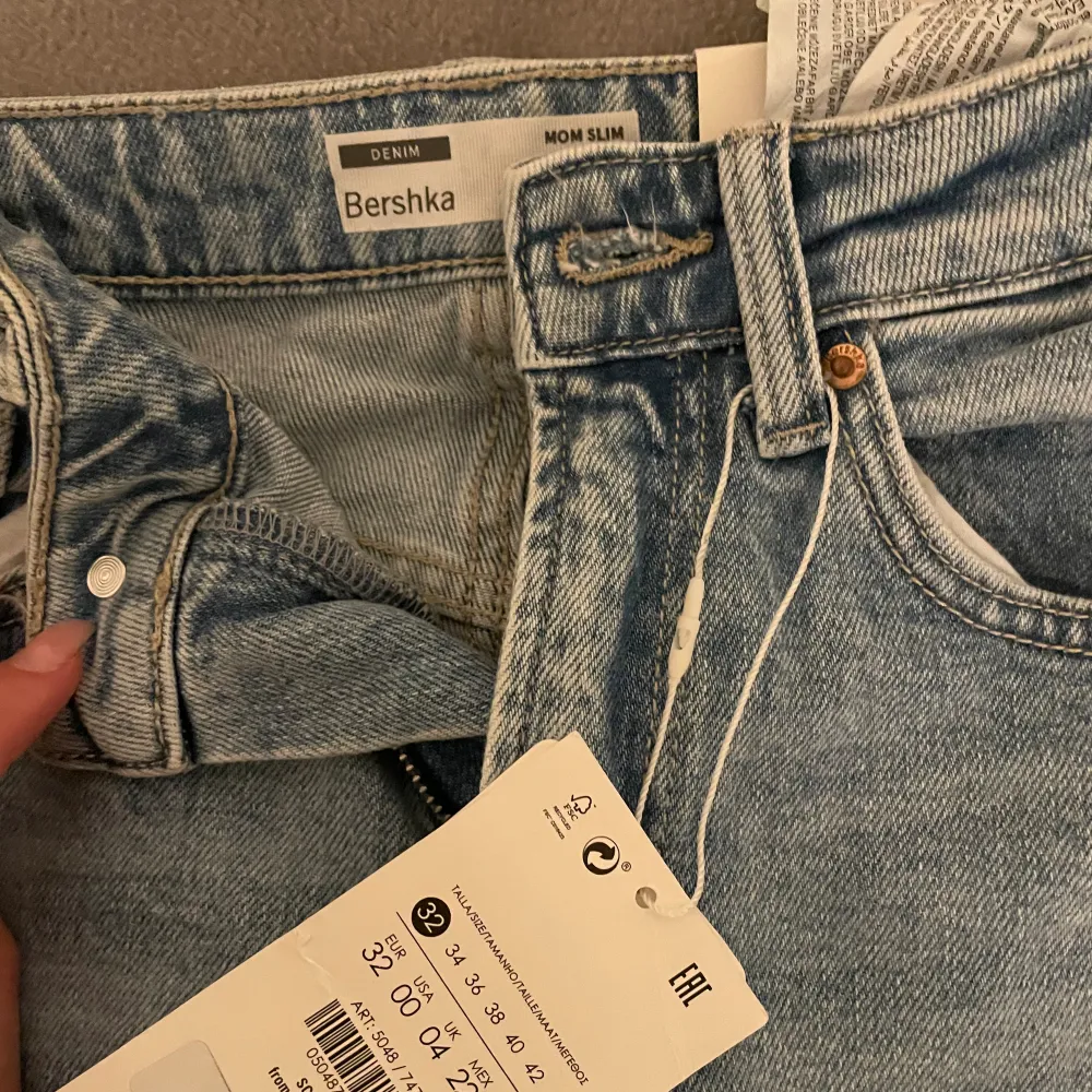 Fina jeans från bershka i strl 32. Säljer pga att dem är för korta (är 159cm). Helt nya och oanvända, prislapp finns på.  Pris: 250kr. Jeans & Byxor.