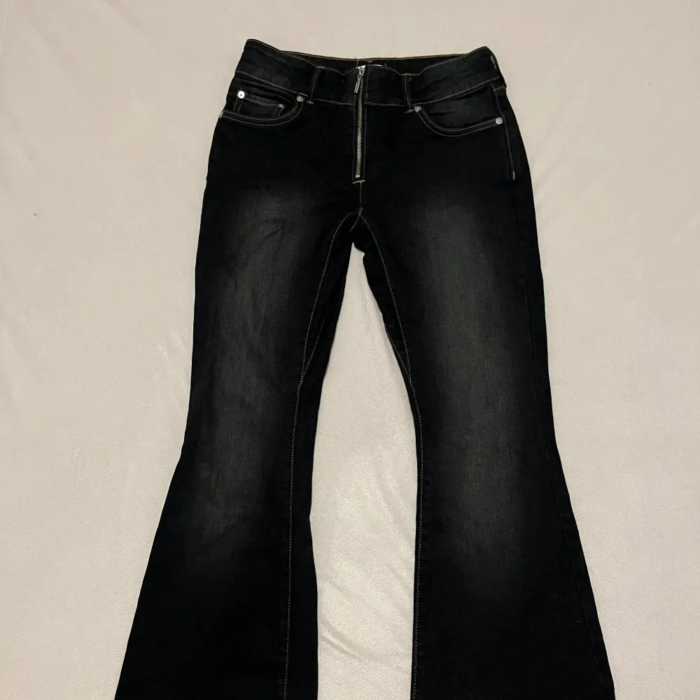 Mörkblåa lågmidjade utsvängda jeans från weekday❤️ as snygga och använt en gång men tyvärr var midjan för liten och passa inte mig💋 WAIST:72 SEAT:96. Jeans & Byxor.