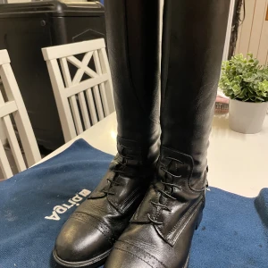 😍CRW ridstövlar😍 - Stl: 36💗 Skick: bra❤️ Mitt pris: 550kr😍 Nypris: 1299kr😊 Kontakta mig vid intresse ❤️💗