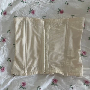 Korsett topp - korset topp, krämvit/ ljus beige, som nu då den knappt har använts🩵 Står ej storlek men skulle säga Xs/ S