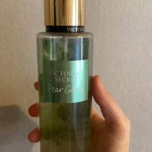 Victoria secret parfym  - Pear glacé lite använd ungefär 170ml kvar ny är de 250ml nypris 440kr💞