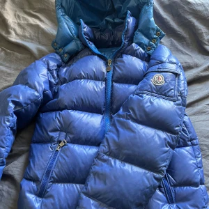 Moncler Maya - Hej säljer min blåa moncler zin som är perfekt inför vintern, köpt förra året och är använd endast en vinter, den har nån defekt men är överlag i rätt bra skick. Skriv privat för mer information eller bilder ( legitcheckad av garmsmarket ✅