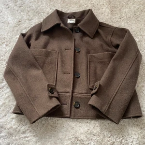 Fin jacka från Kappahl - Jättefin brun jacka från Kappahl i storlek XS! Bra skick endast armarna som är lite noppriga.🤎🤎