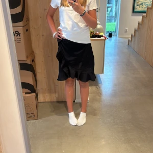 Omlottkjol från Vero Moda! - Säljer min omlottkjol från Vero Moda då den inte är min stil. Tror den är köpt 2022 eller 2021! Den är i väldigt bra skick och har inga hål eller så. För att jämföra är jag 177 cm lång och har storlek xs men jag skulle säga att den passar många strlk