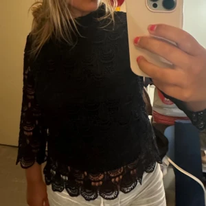 Mönster blus  - Denna söta blusen köpte jag secondhand och är i bra kvalitet! Använd en gång, säljer då jag inte har användning av den. Den har en knapp där bak i halsen som jag inte hade knäppt på bilden. Skriv för intresse 🤗