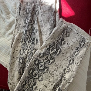 Ormbyxor - Säljer mina ascoola ormjeans för de inte används längre.Små i storleken