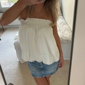 Kjol/topp Zara - Så fin vit kjol från zara med fickor. Jag har främst använt den som en topp men funkar som båda. 