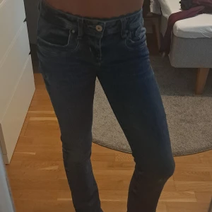 Ltb jeans valerie! - Säljer dessa skitsnygga Ltb jeansen!😍😍 de är i väldigt bra skick förutom en pytteliten slitning på ena knät💗 tryck gärna köp nu!