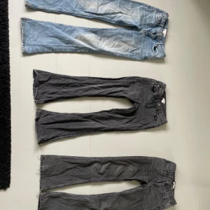 3 lågmidjade jeans från gina - Tre st jätte fina jeans från Gina som tyvärr har blivit för små för mig❣️ blåa jeansen är 146 och dom grå år 140❣️ 1 par nypris-360kr mitt pris för alla 3 350kr.