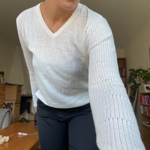 Stickad tröja - Tunn stickad tröja i superfint mönster! Tyvärr för liten för mig 