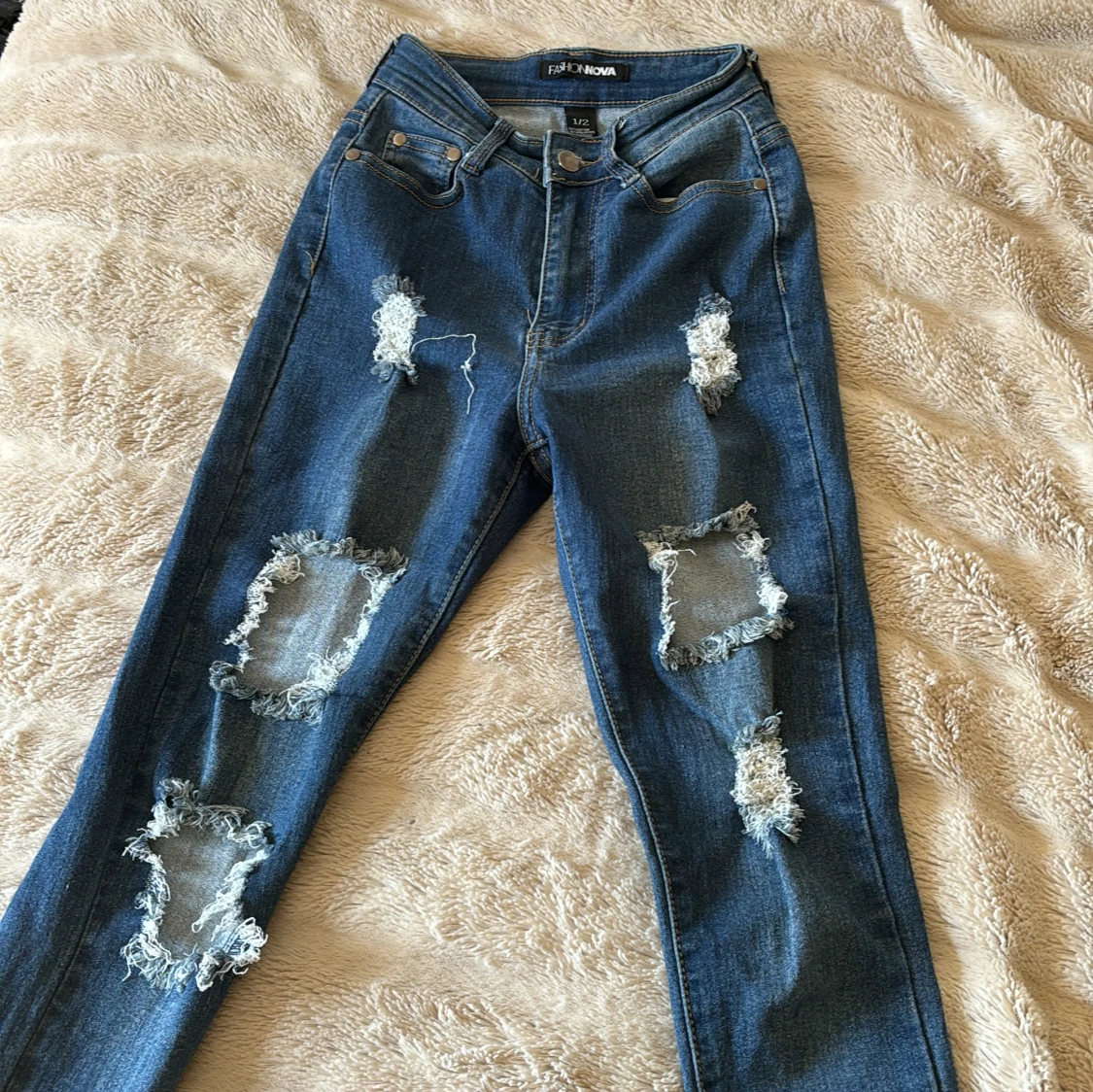 Högmidjade håliga skinnyjeans