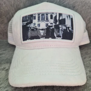 Tja säljer nu min Emilio Pendeza för att jag inte vill ha den längre. Inget fel på den som t.ex hål eller sånd - Tja säljer nu min Emilio Pendeza keps för att jag inte vill ha den längre. Inget fel på kepsen t.ex hål eller nåt sånt. Använd ungefär 2 gånger.