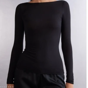 Intimissimi tröja - Säljer min svarta kashmir tröja från intimissimi. Tröjan är i bra skick och inga defekter, använd fåtal gånger.