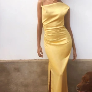 Gul långklänning  - Säljer min superfina balklänning från addore som är slutsåld.Superfin till middag utomlands eller vid något finare tillfälle.Nyskick använd en gång utan några märken.