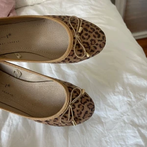 Leopard ballerina  - Säljer mina leopard ballerina då dem inte kommer till användning. I nytt skick använda endast en gång 
