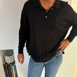 Svart stickad tröja - Svart stickad tröja med krage och knappar! Toppen skick🖤🖤🖤