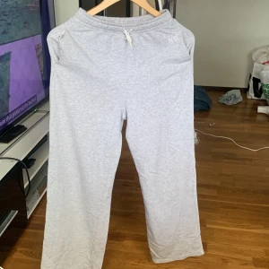 Basic gråa mjukisar - Basic oversized mjukisar.