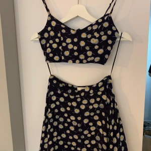 Set - topp och kjol - Somrigt set köpt i Australien.  Väldigt mörk blå med söta blommor på. Använt skick men fortfarande mycket kvar att ge! Älskade det men passar tyvärr inte längre.
