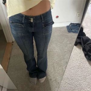 Lågmidjade bootcut jeans - Från Nelly  Midjemått: 39cm Innerbenslängd: 79cm