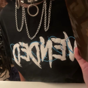 Choker - En cool choker köpt från aliexpress 2021 Välanvänd, litet hack vid knapparna. Ordinarie pris 40kr 