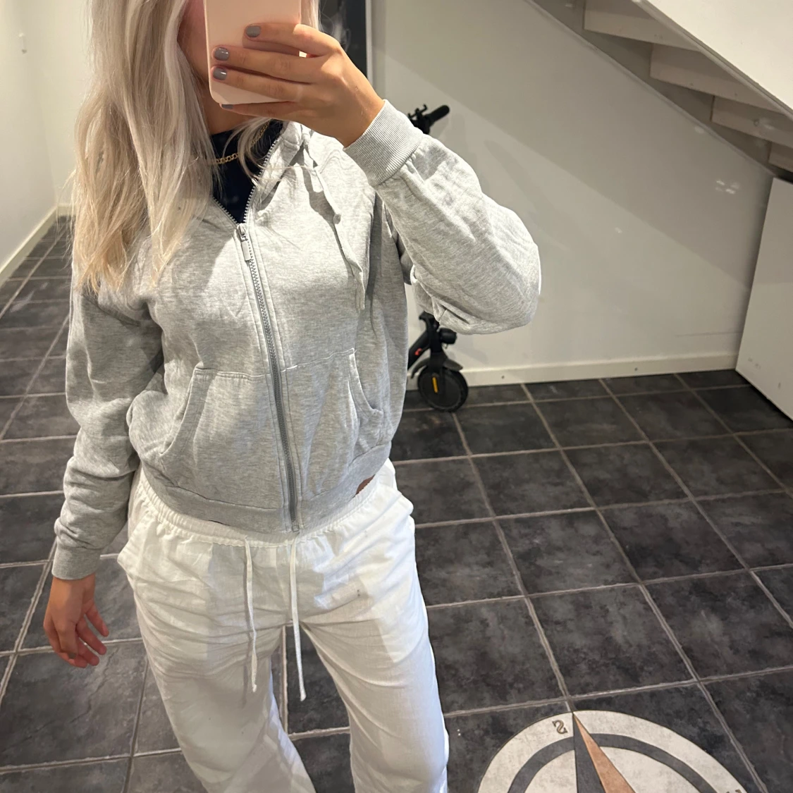 Hoodie med luva och dragkedja 