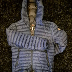Colmar jacka - Säljer denna jacka från colmar. Storleken på jackan är 46 och passar mig som är 175cm. Nypris ligger på 2400. Jag säljer den på grund av att jag växt ur den. Vid minsta lilla fråga skriv till mig👍
