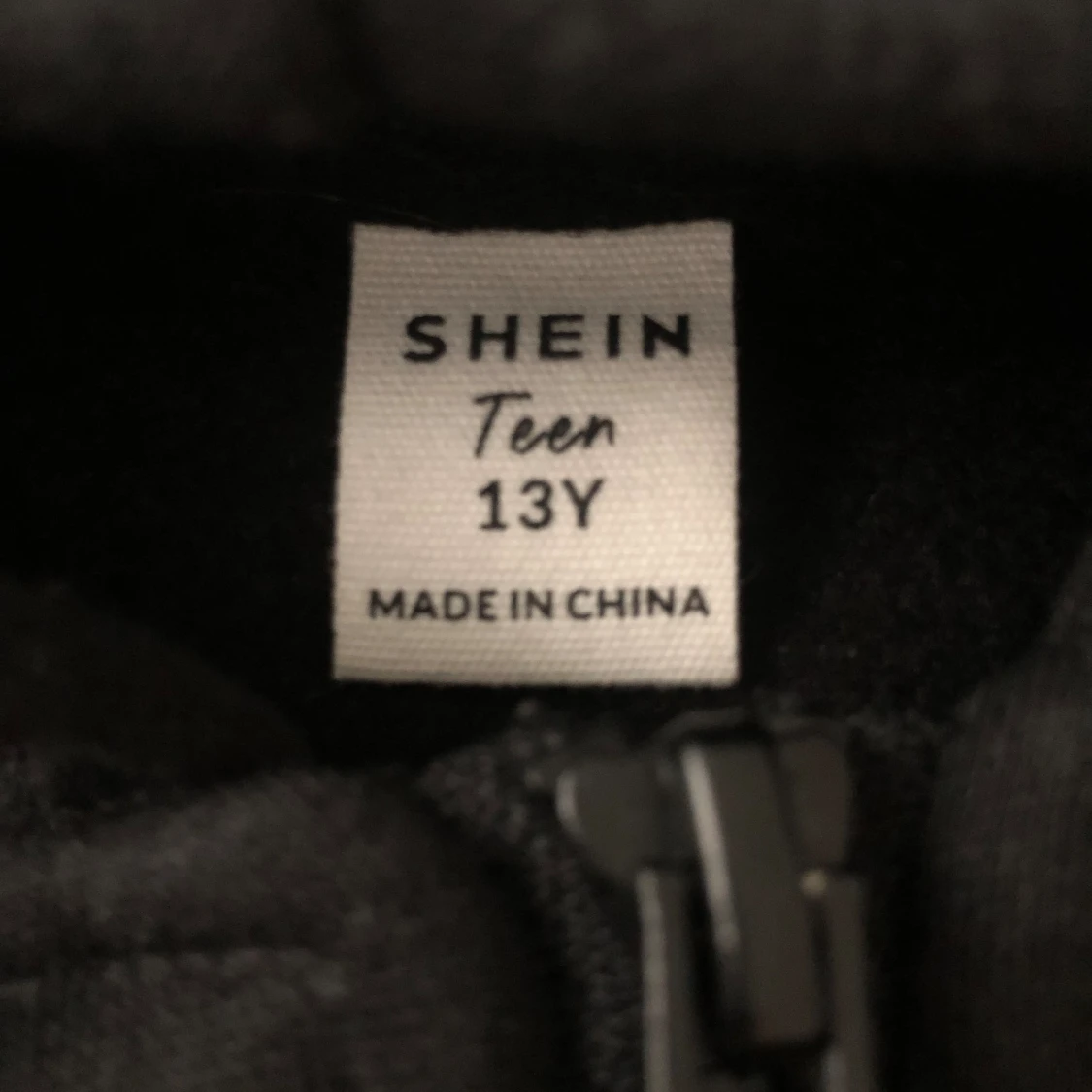 Svart hoodie med skelettmönster från Shein - 91