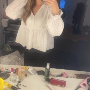 Fin vit blus - Oanvänd blus från gina young, i storlek 158-164 men sitter som en xs/s. 199 kr + frakt. TRYCK INTE PÅ KÖP NU KNAPPEN UTAN SKRIV ISTÄLLET!💗 pris går att diskuteras