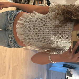 Zara topp - Säljer denna otroligt snygga zara toppen då jag har 2 st❤️bra skick men lite missfärgning som inte märks se 4 bilden (den har blivit lite grå i tvätten)