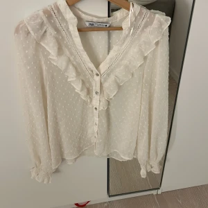 Zara blus  - Säljer denna blus från zara då den aldrig kommer till användning❤️