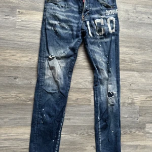 Dsquared 2 jeans köpta i butik i Halmstad  - Säljer nu mina märkeskläder då jag inte orkar med problemen med att ha dom längre och allt e äkta har tyvär inte kvitton på allt kvar som jag säljer så känner man för att ta risken så kör annars orkar jag inte höra massa dröm priser!